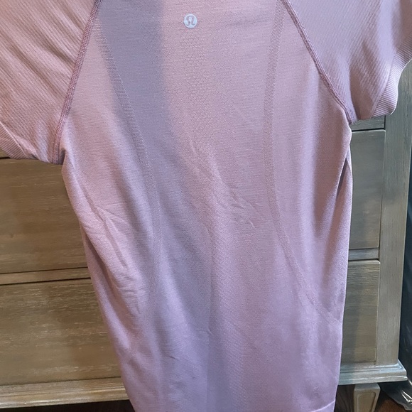 Lululemon swiftly tech short sleeve shirt!! - Picture 3 of 6
